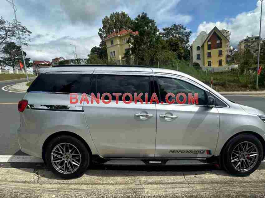 Cần bán gấp xe Kia Sedona 2.2L DATH năm 2018, màu Bạc, Số tự động