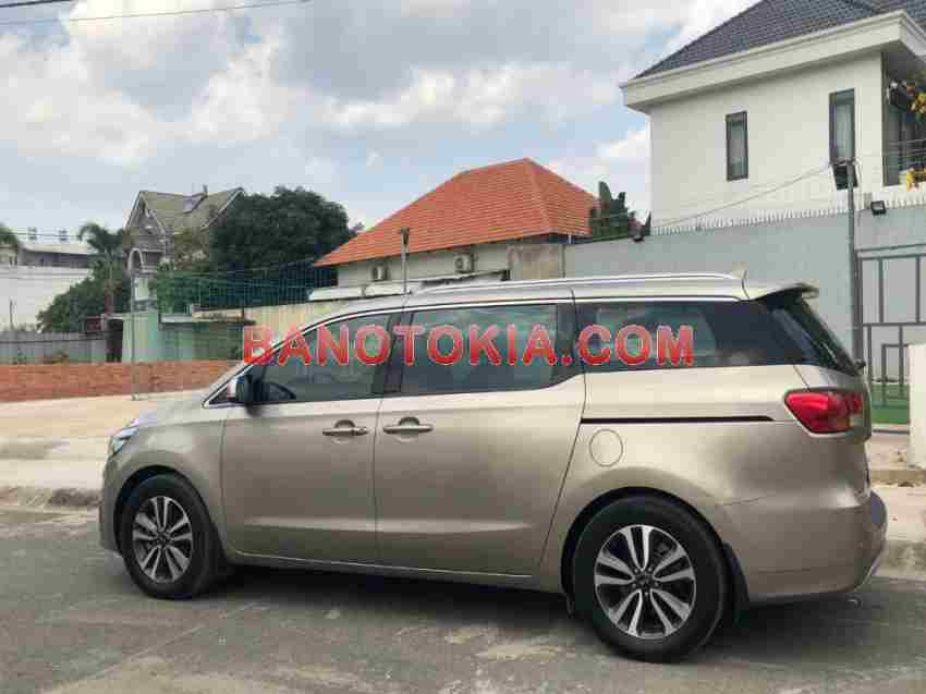 Cần bán gấp xe Kia Sedona 3.3L GATH 2017 màu Vàng