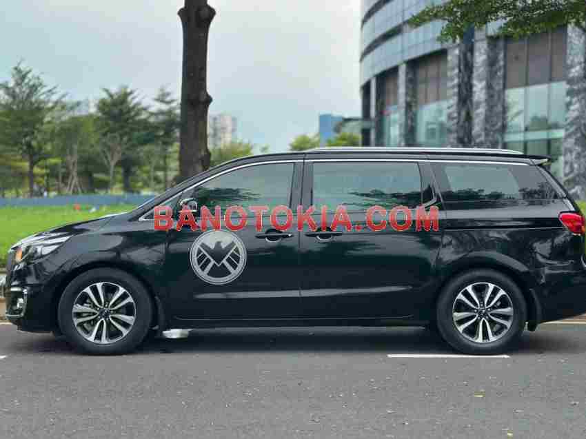 Cần bán gấp Kia Sedona 2.2L DATH đời 2016, màu Đen